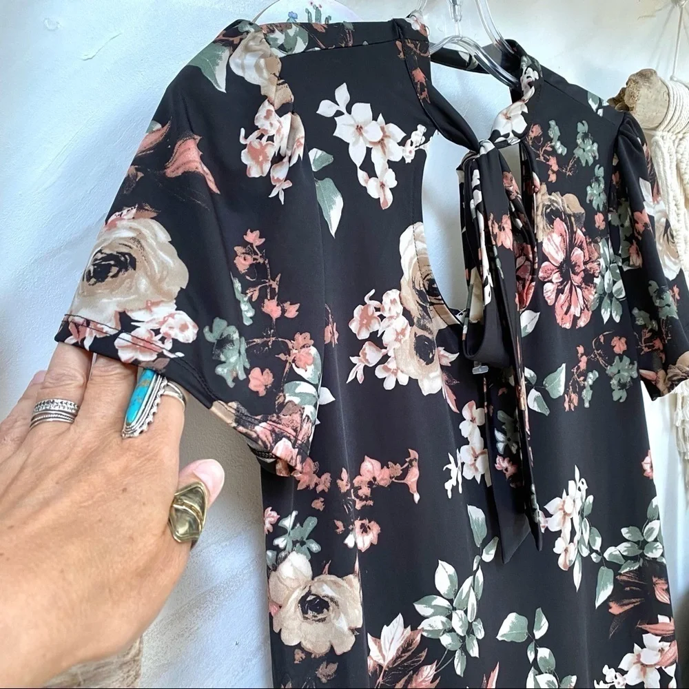 Super sweet floral gardenia Boho blouse w front bow & puff sleeves - Picture 6 of 13